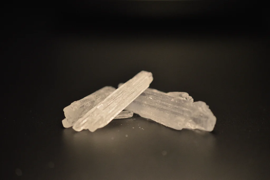 Reine Bio-Menthol-Kristalle auf dunklem Untergrund